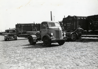 169766 Afbeelding van een vrachtauto van de N.S. op het goederenstation te Arnhem, tijdens het overzetten van een ...